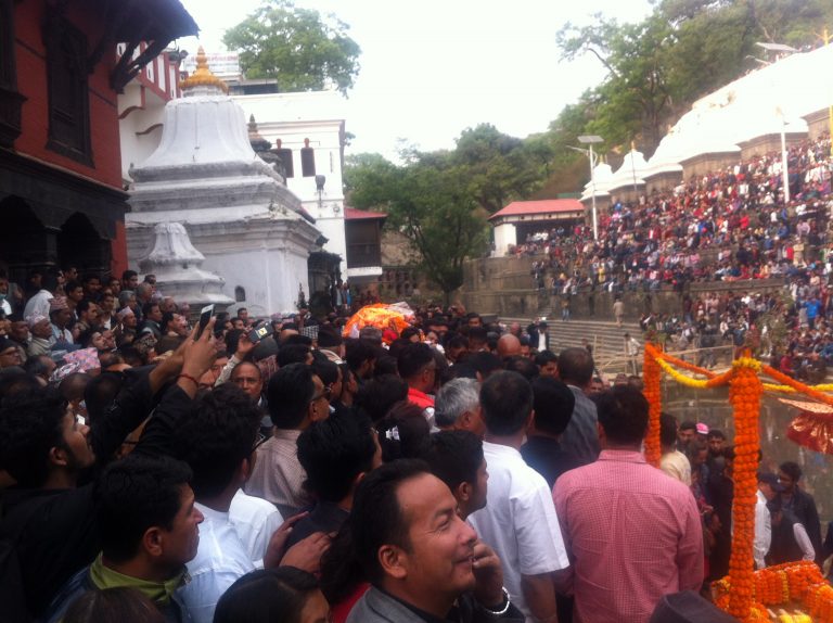 नेपाली कांग्रेसका नेता खुमबहादुर खड्काको अन्त्येष्टिमा हजारौं (फोटाफिचर)